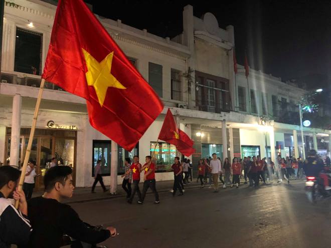 'Việt Nam vô địch, Việt Nam vô địch' - Cổ động viên đang hô vang đường phố ảnh 9